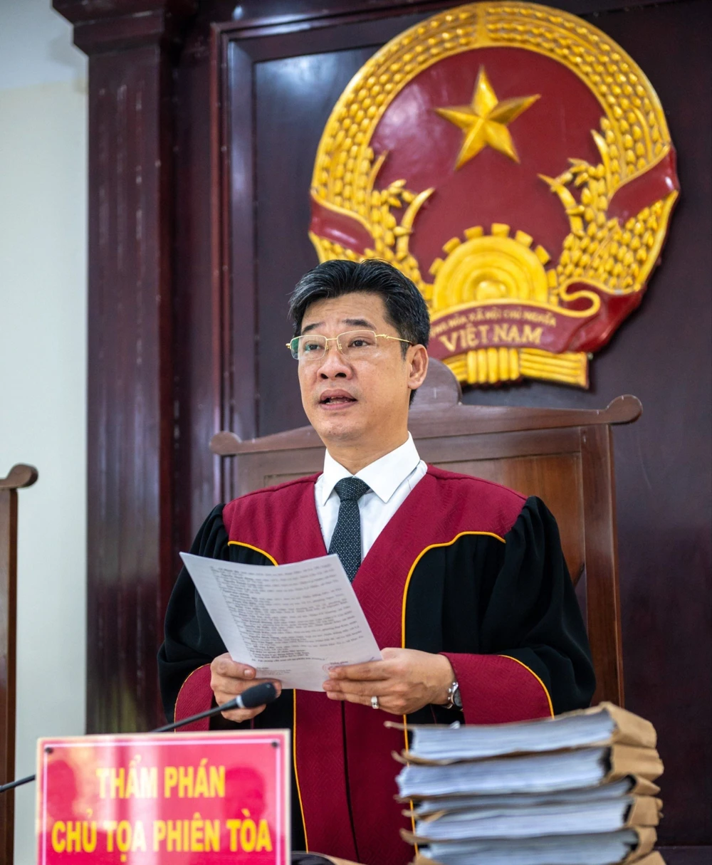 Chủ tọa phiên tòa công bố bản án. Ảnh: CTV chủ tọa.jpg