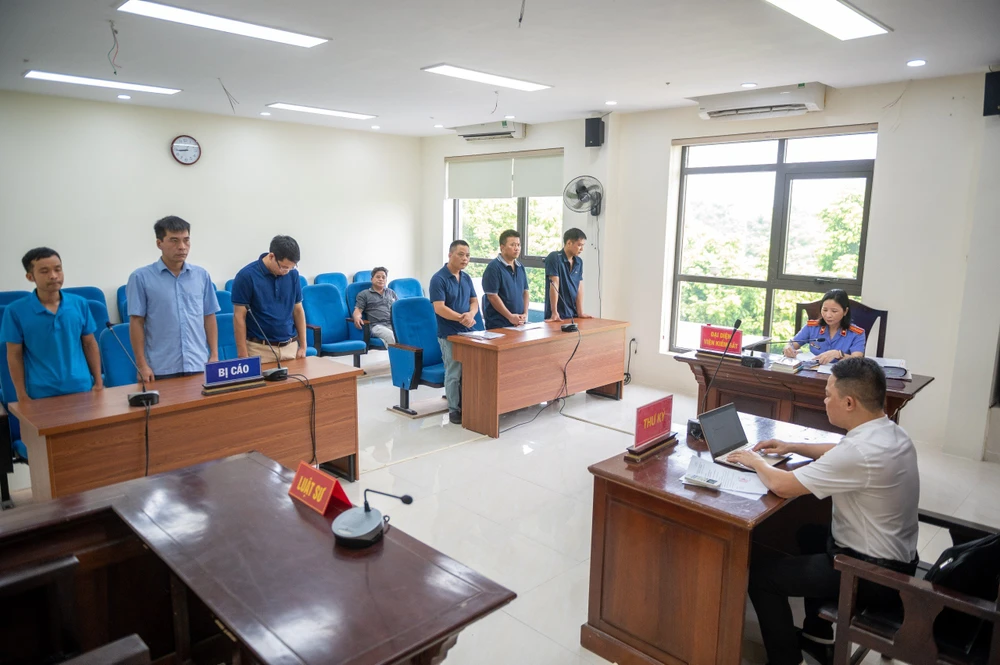 Các bị cáo tại phiên tòa. Ảnh: CTV đăng kiểm xe.jpg