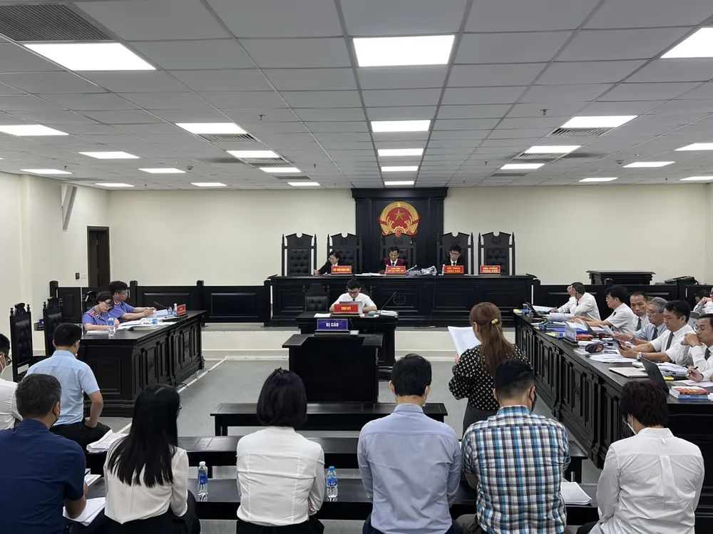 Các bị cáo tại phiên tòa tháng 4-2024. Ảnh: CTV Nguyễn Thị Loan Đấu giá đất Vimedimex (2).jpg