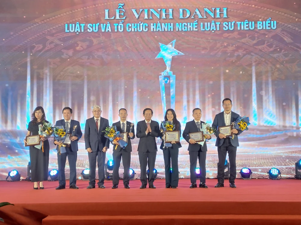 Lãnh đạo Liên đoàn Luật sư Việt Nam tặng hoa cho 6 tổ chức hành nghề luật sư tiêu biểu. Ảnh: B.T Luật sư tiêu biểu 2.jpg