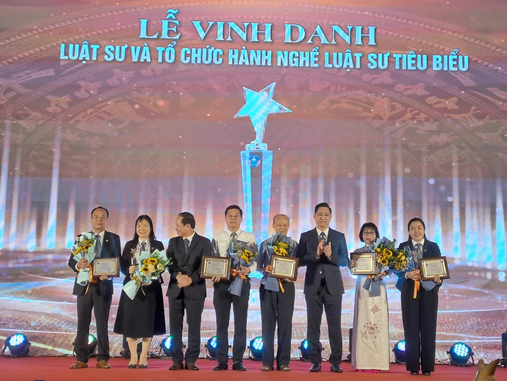6 luật sư được vinh danh Luật sư vì cộng đồng. Ảnh: B.T Luật sư tiêu biểu 3.jpg