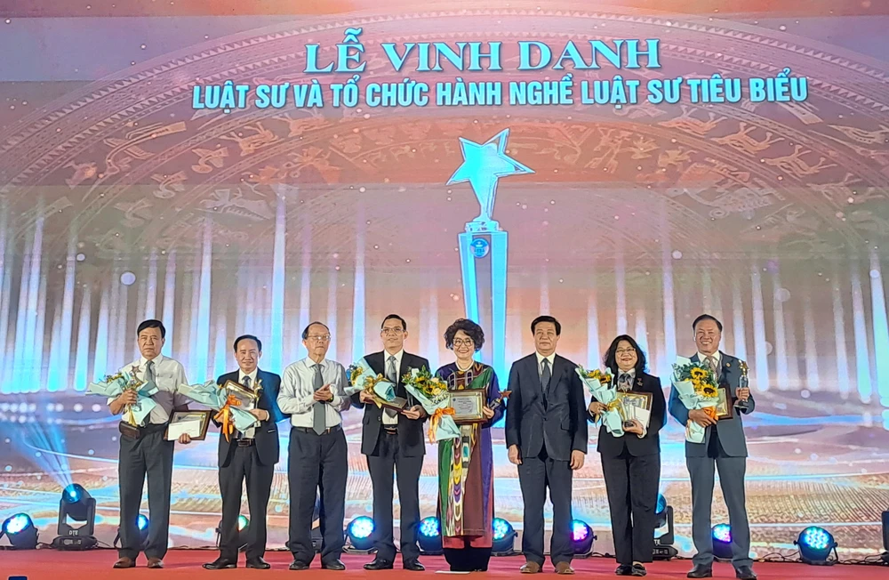 6 luật sư được vinh danh luật sư tiêu biểu. Ảnh: B.T Luật sư tiêu biểu.jpg