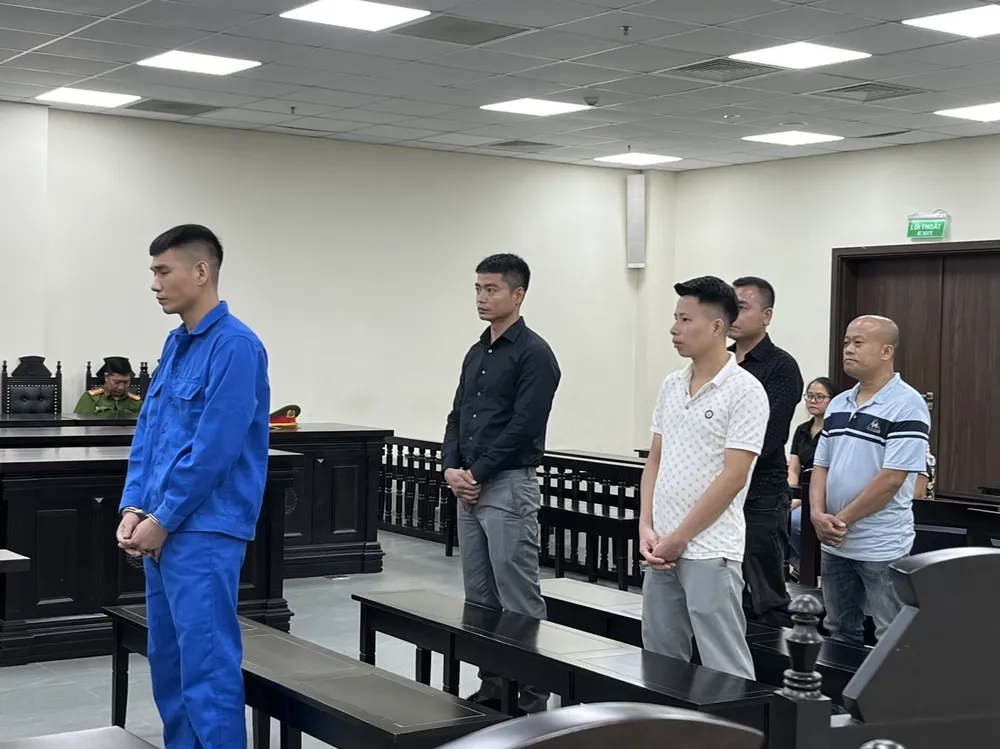 Các bị cáo tại phiên tòa. Ảnh: H.M bắn chết người.jpg