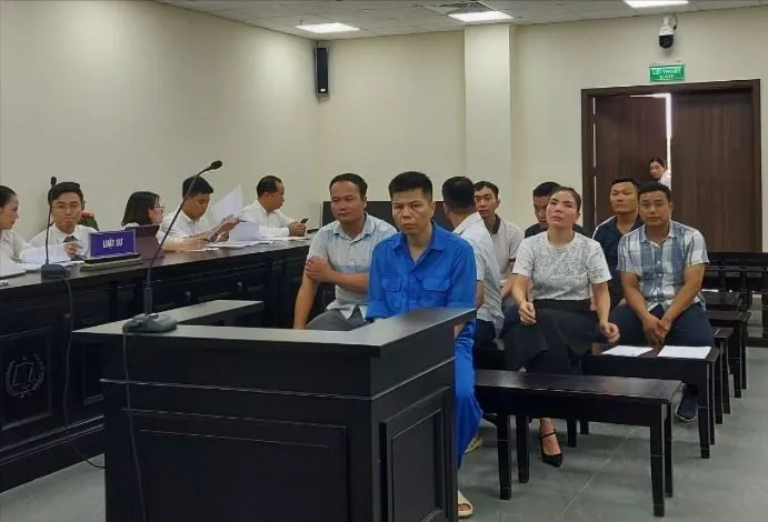 Các bị cáo tại phiên tòa. Ảnh: X.A Đăng kiểm xe.jpg