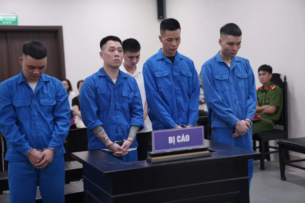 Các bị cáo tại phiên tòa. Ảnh: T.N Bạn gái cũ nhân dân tệ.jpg