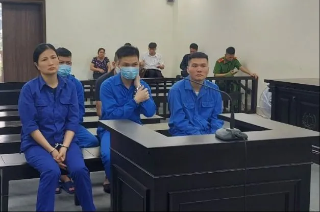Các bị cáo tại phiên tòa. Ảnh: T.T sừng tê giác.jpg