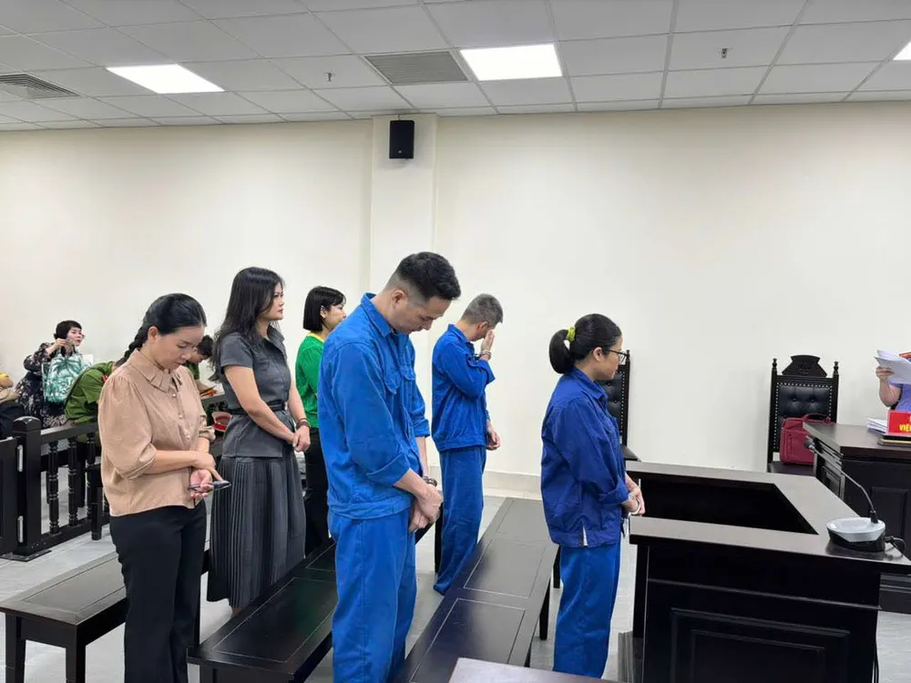 Các bị cáo tại phiên tòa. Ảnh: CTV cựu công an vay lãi nặng.jpg