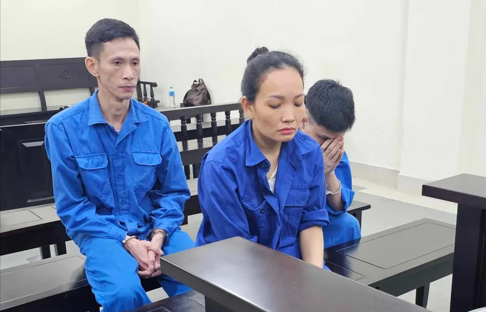Các bị cáo tại phiên tòa. Ảnh: CTV Mua bán thận.jpg