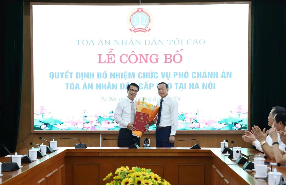 Phó Chánh án TAND Tối cao Nguyễn Trí Tuệ trao quyết định bổ nhiệm cho ông Đinh Ngọc Huân. Ảnh: CTV phó chánh án.jpeg