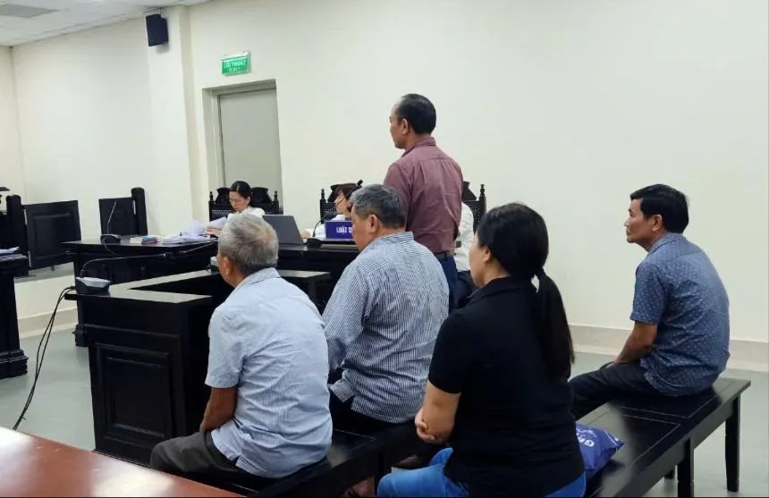 Các bị cáo tại phiên tòa. Ảnh: CTV nhận hối lộ xã minh phú.jpg