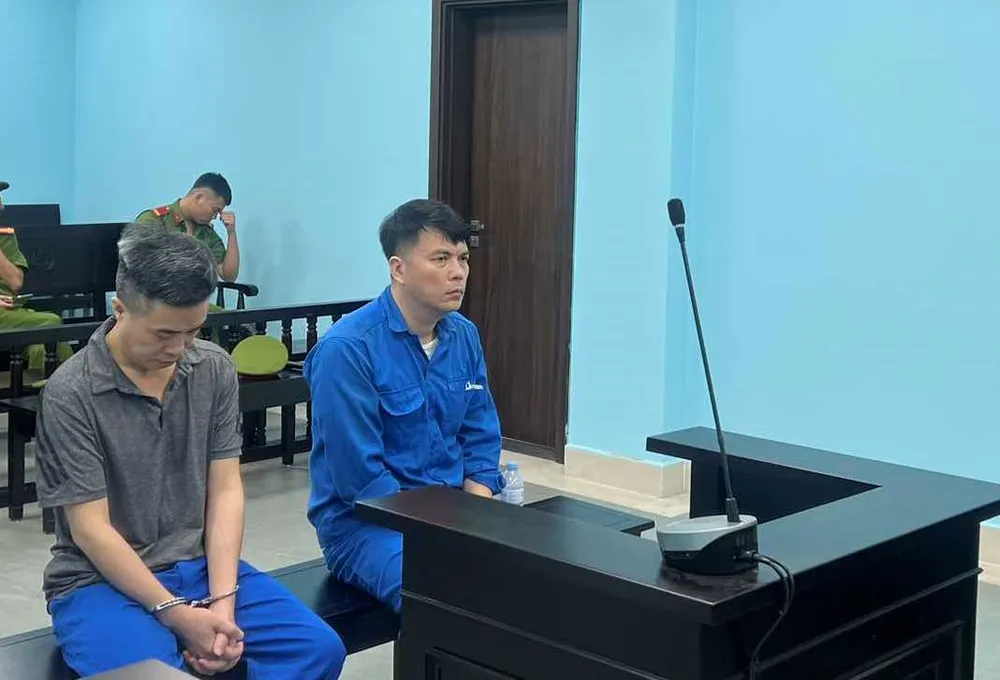 Hai bị cáo tại phiên tòa. Ảnh: H.M chạy dự án.jpg