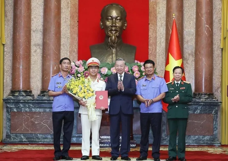 Tổng Bí thư, Chủ tịch nước Tô Lâm và lãnh đạo VKSND Tối cao chúc mừng đồng chí Hồ Đức Anh giữ chức Phó Viện trưởng VKSND Tối cao. Ảnh: TTXVN Hồ Đức Anh.jpg