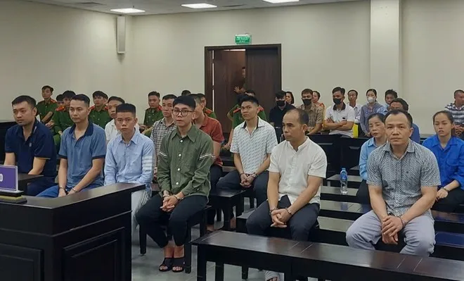 Các bị cáo tại phiên tòa. Ảnh: CTV Thám tử chạy án.jpg