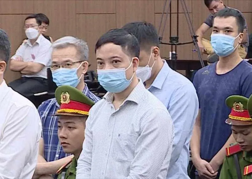 Các bị can đưa hối lộ hơn 14 tỉ đồng cho Phạm Trung Kiên. Ảnh: CTV