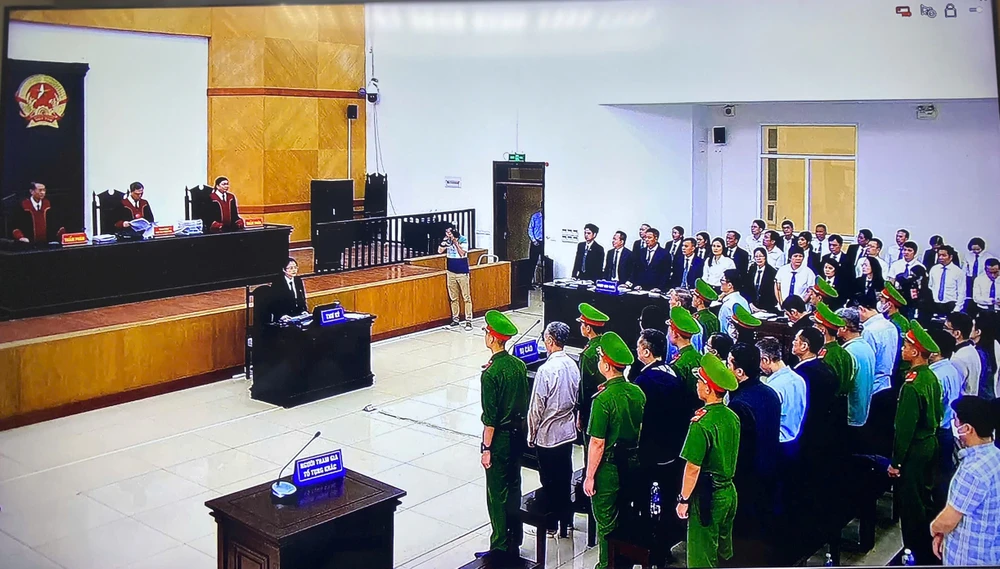 Các bị cáo nghe chủ tọa công bố quyết định đưa vụ án ra xét xử (ảnh chụp qua màn hình). Trịnh Văn Quyết bị cáo ảnh màn hình.jpg