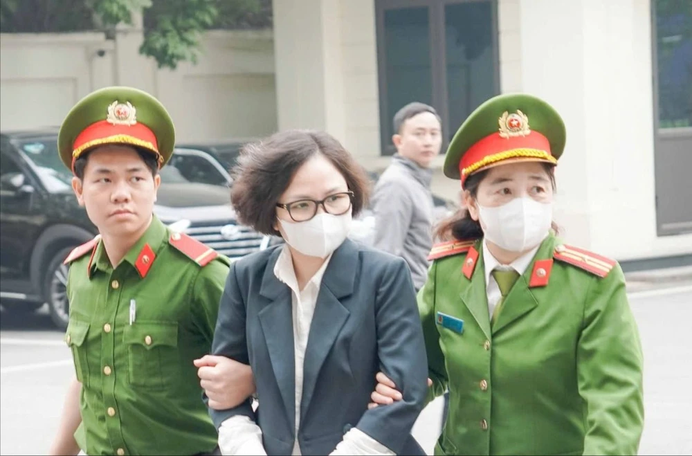 Bị cáo Trịnh Thị Minh Huế bị dẫn giải đến phiên tòa. Ảnh: Hoàng Huy Trịnh Văn Quyết Trịnh Thị Minh Huế.jpg