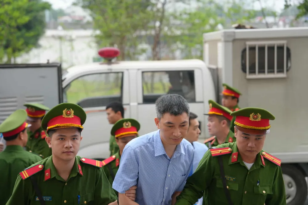 Lực lượng dẫn giải đưa bị cáo lên phòng xử. Ảnh: Hoàng Huy 490996075_1198726114648564_36447137536391804_n.jpg