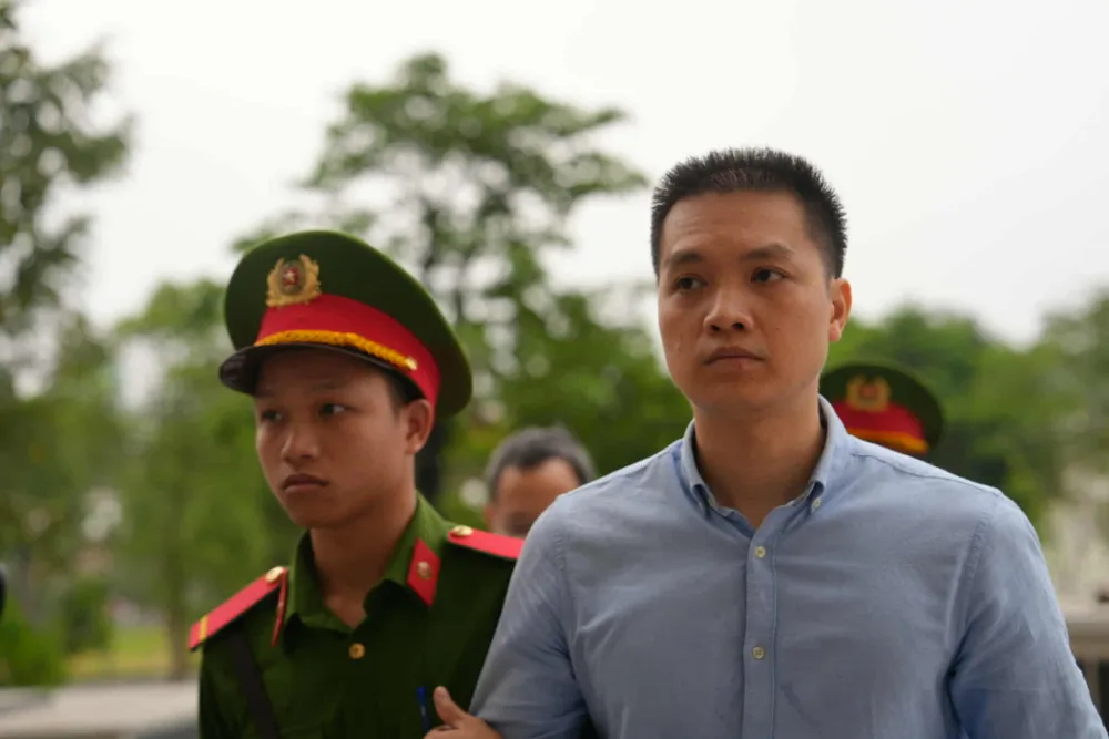 Một bị cáo được dẫn giải đến tòa. Ảnh: Hoàng Huy 491021947_666134719471046_4664447720050125116_n.jpg