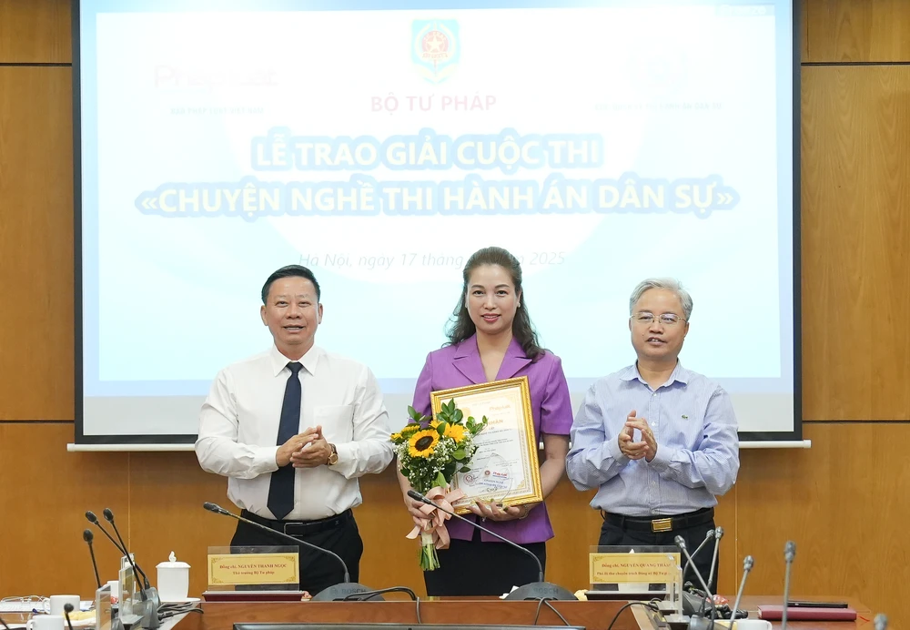 Thi hành án dân sự trao giải.jpg