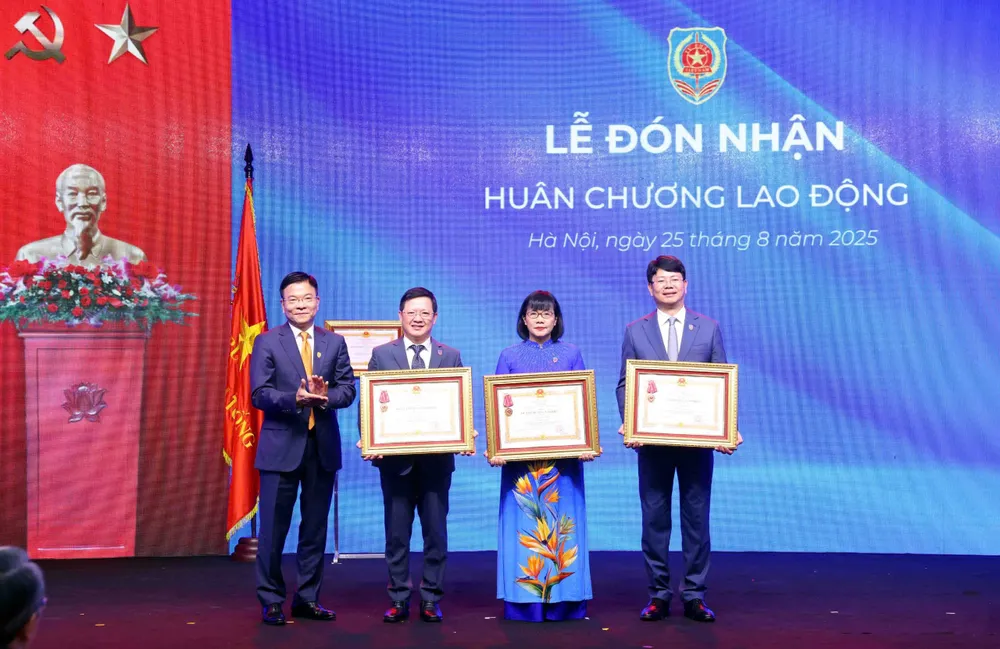 trao huân chương.jpg