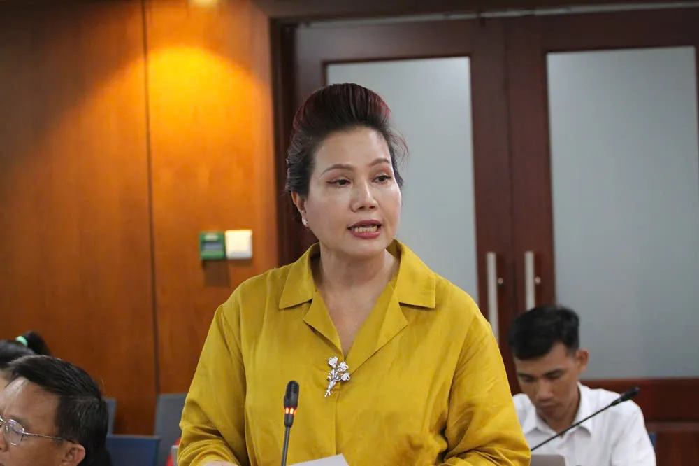 SJC Lê Thúy Hằng vàng.jpg