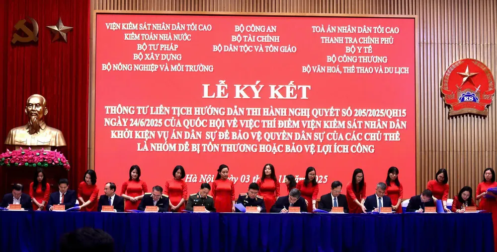 Lễ ký kết VKS khởi kiện vụ án dân sự.jpg