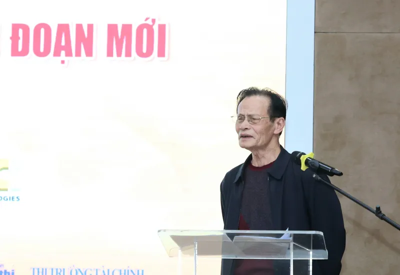 TS Lê Xuân Nghĩa sàn vàng.jpg