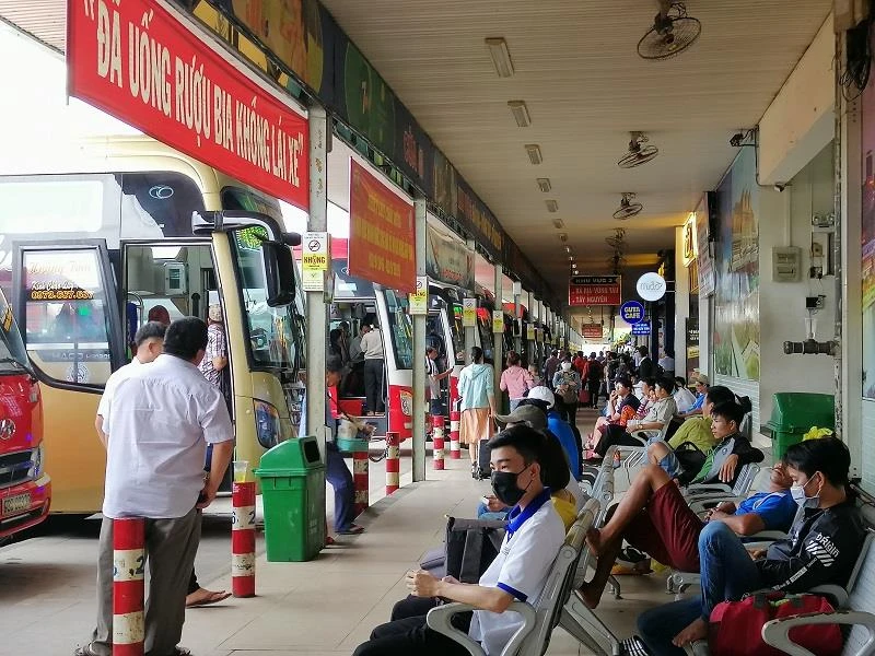 Người dân hối hả rời Sài Gòn nghỉ lễ 2-9 ảnh 1