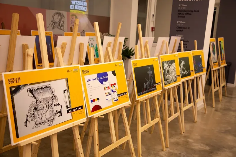 Giới trẻ TP.HCM thích thú tham gia triển lãm 'Loài Plastic' ảnh 3