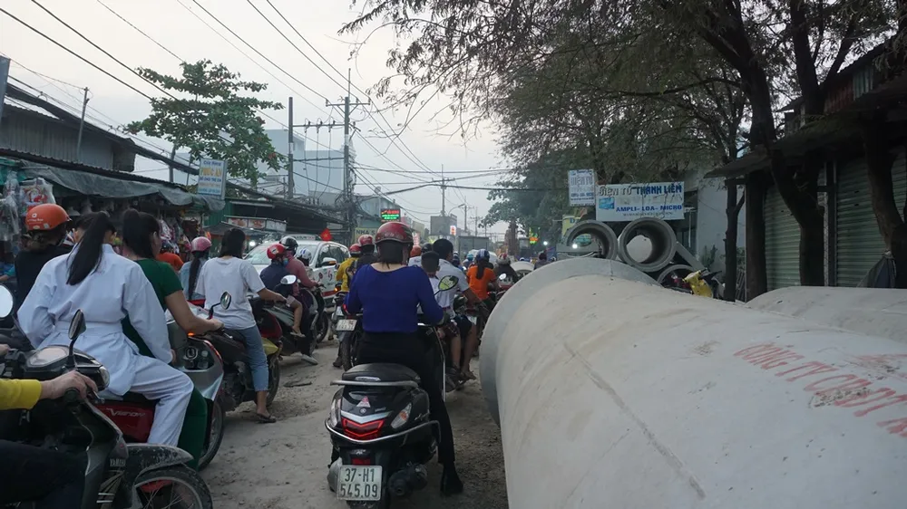 nu-dan-cong-sua-chua6