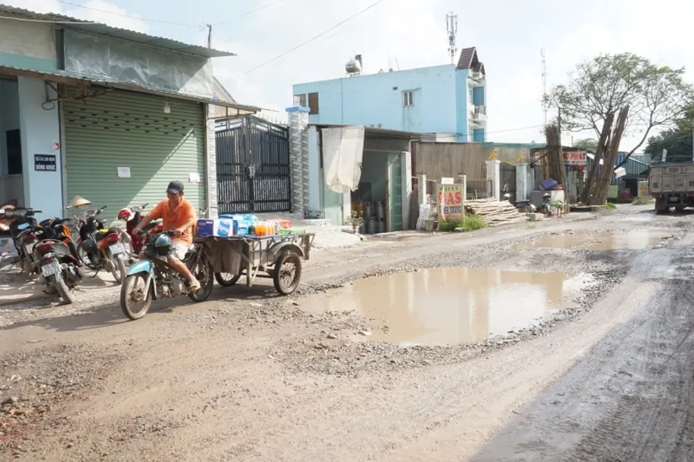 nu-dan-cong-sua-chua7