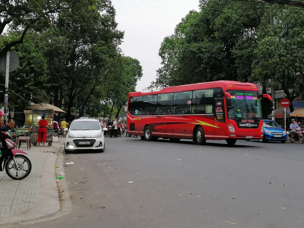 xe-khach-phot-lo-bien-cam11