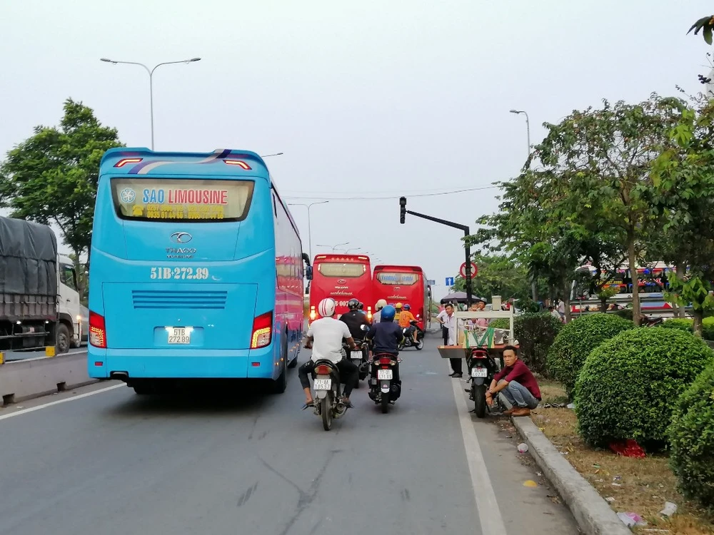 xe-khach-phot-lo-bien-cam3