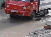 Bình Chánh: Đường Nữ Dân Công cứ mưa lại thành 'hồ bơi'