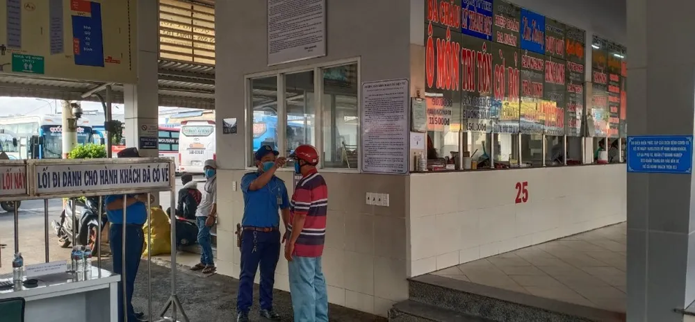 hai-ben-xe-vang-ve-han-che-di-lai-6