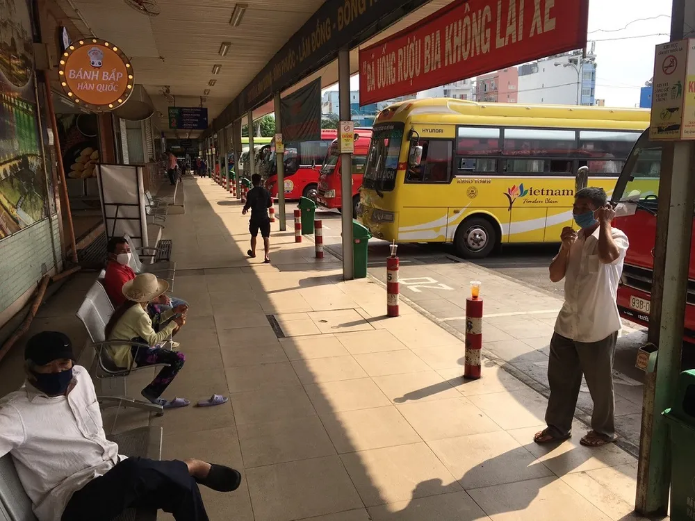 hai-ben-xe-vang-ve-4