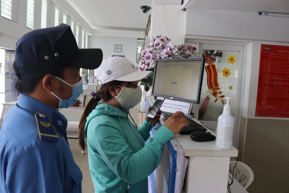 hai-ben-xe-kiem-soat-chat-khai-bao-y-te-12