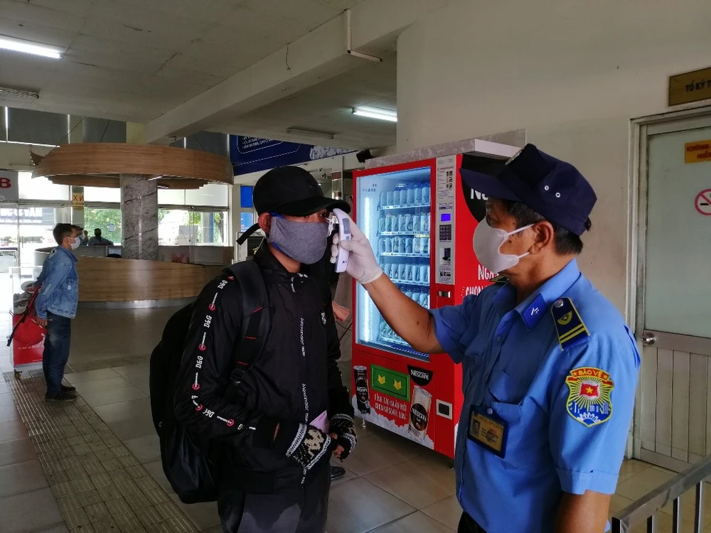 hai-ben-xe-kiem-soat-chat-khai-bao-y-te-1