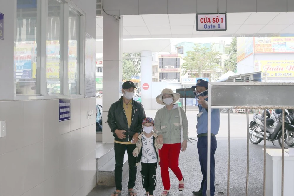 hai-ben-xe-kiem-soat-chat-khai-bao-y-te-9