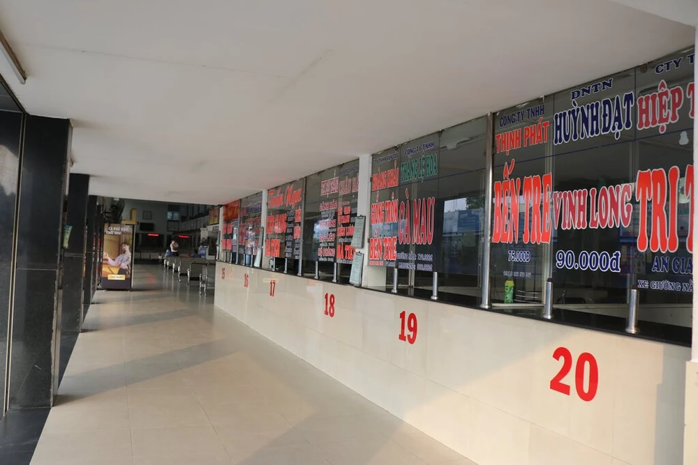 ben-xe-mien-Tay-truoc-gio-cach-ly-xa-hoi-10