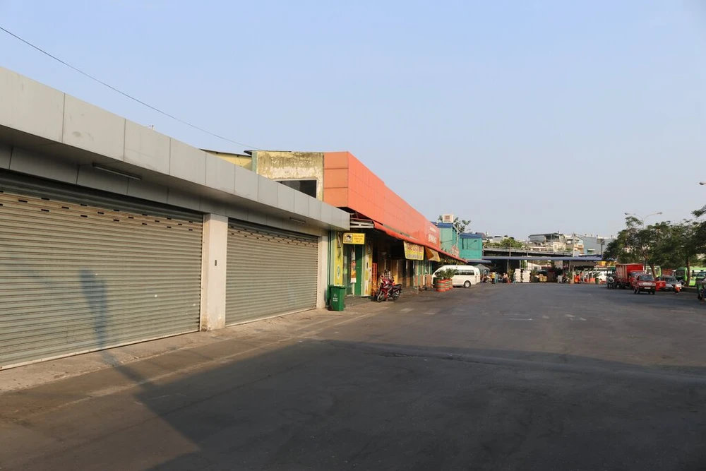 ben-xe-mien-Tay-truoc-gio-cach-ly-xa-hoi-11