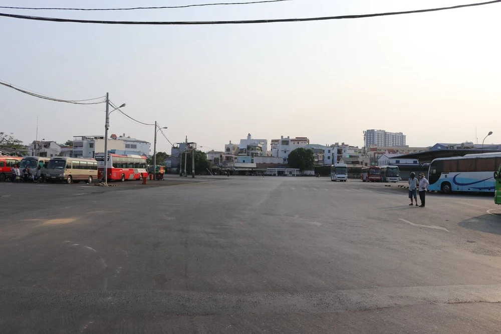 ben-xe-mien-Tay-truoc-gio-cach-ly-xa-hoi-12