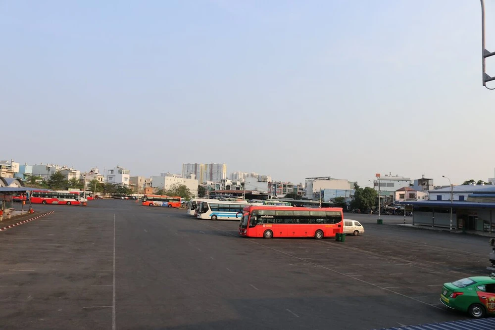 ben-xe-mien-Tay-truoc-gio-cach-ly-xa-hoi-13