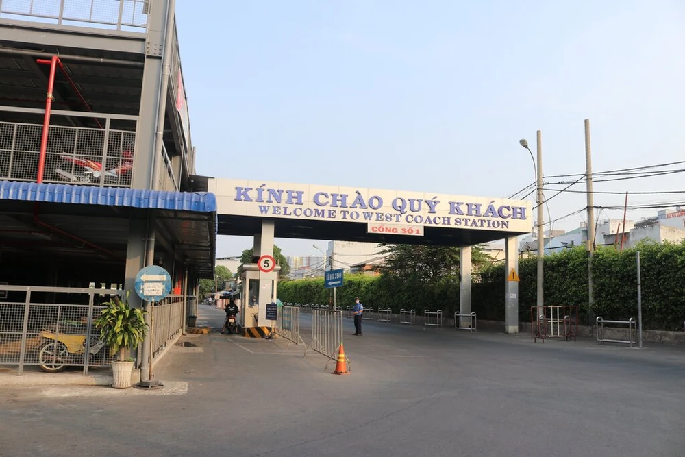 ben-xe-mien-Tay-truoc-gio-cach-ly-xa-hoi-18