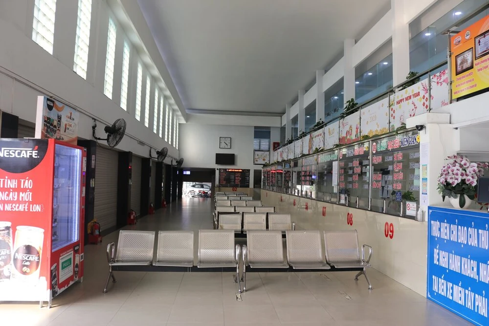 ben-xe-mien-Tay-truoc-gio-cach-ly-xa-hoi-1