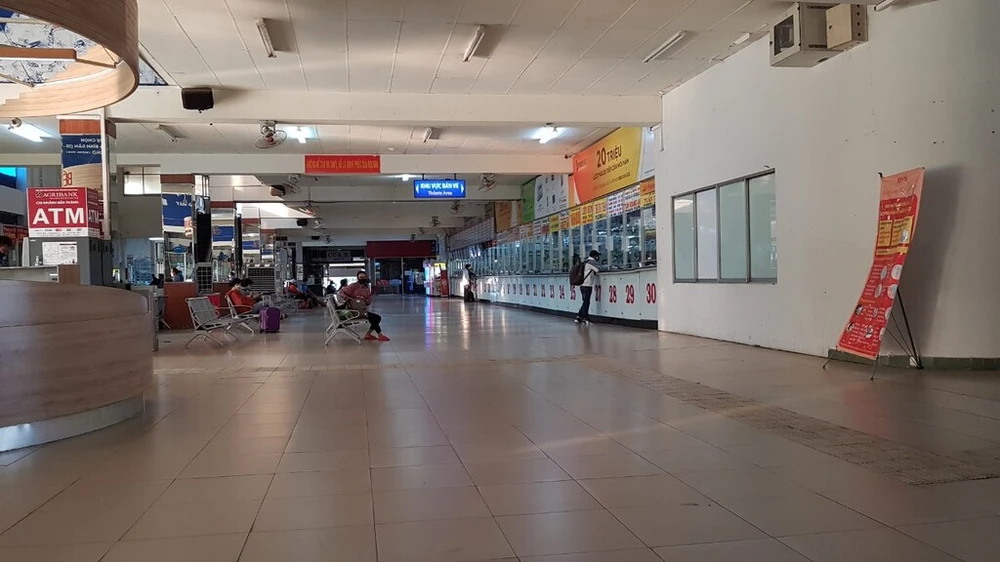 ben-xe-mien-Tay-truoc-gio-cach-ly-xa-hoi-21