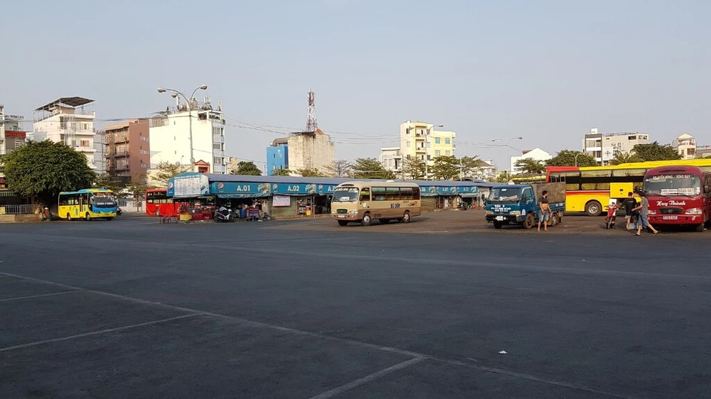 ben-xe-mien-Tay-truoc-gio-cach-ly-xa-hoi-22