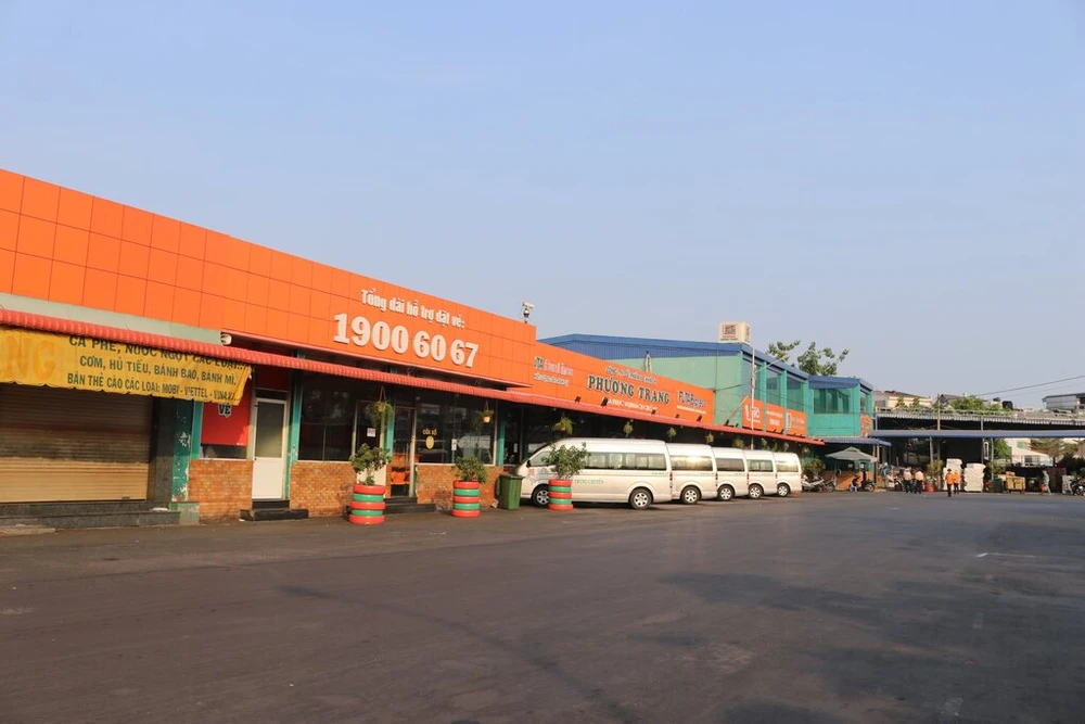 ben-xe-mien-Tay-truoc-gio-cach-ly-xa-hoi-2