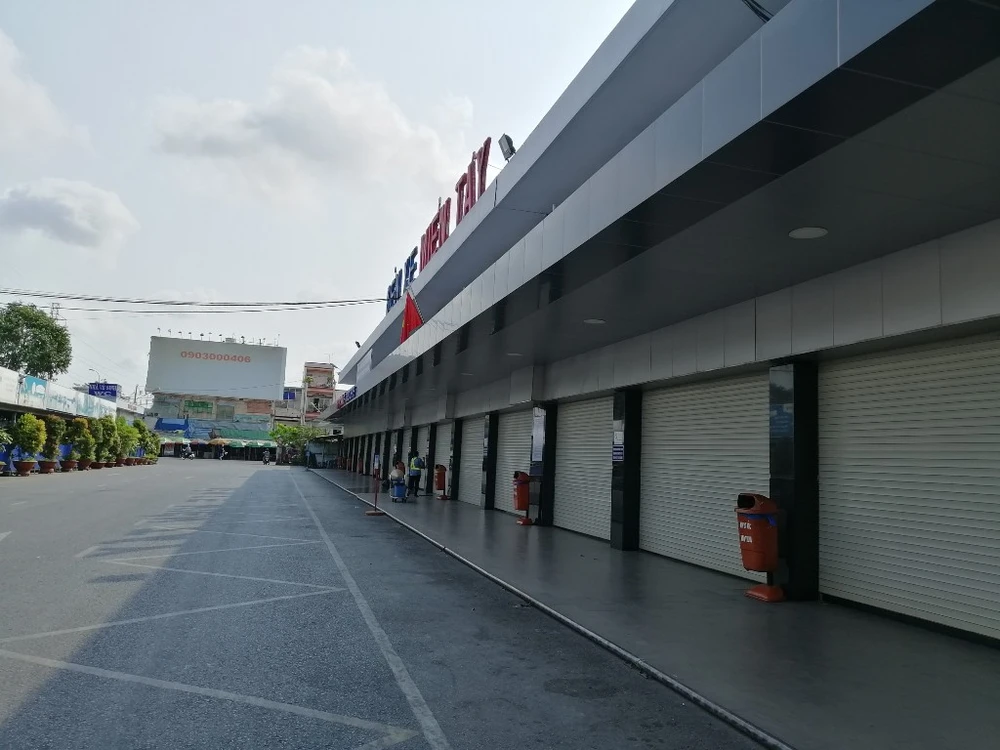 nguoi-dan-un-un-den-ben-xe-10