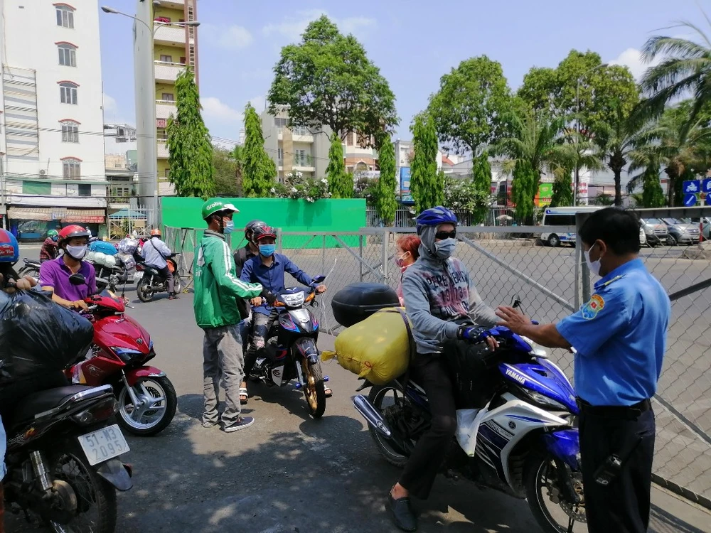 nguoi-dan-un-un-den-ben-xe-15